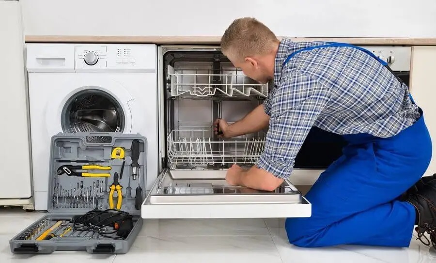 Kaynaşlı Siemens servisi teknisyen ekibi beyaz eşya tamiri yaparken